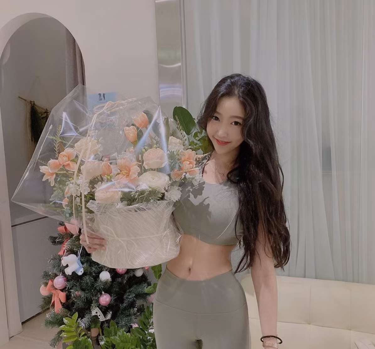 Để sở hữu một thân hình đẹp, Moon Ji-ae duy trì luyện tập Pilates hàng ngày. Đây là môn thể thao có khả năng "đốt cháy" mỡ thừa cùng lúc tại nhiều vị trí, đặc biệt là mỡ bụng.