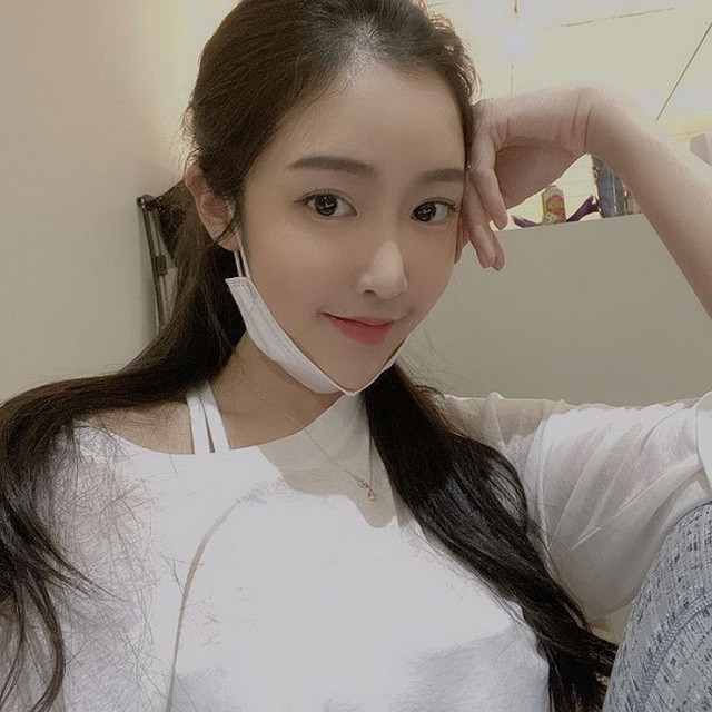 Mặc dù chiếc khẩu trang che đi một nửa khuôn mặt nhưng cộng đồng mạng vẫn nhận ra bên dưới lớp vải là một khuôn mặt thanh tú, thu hút.