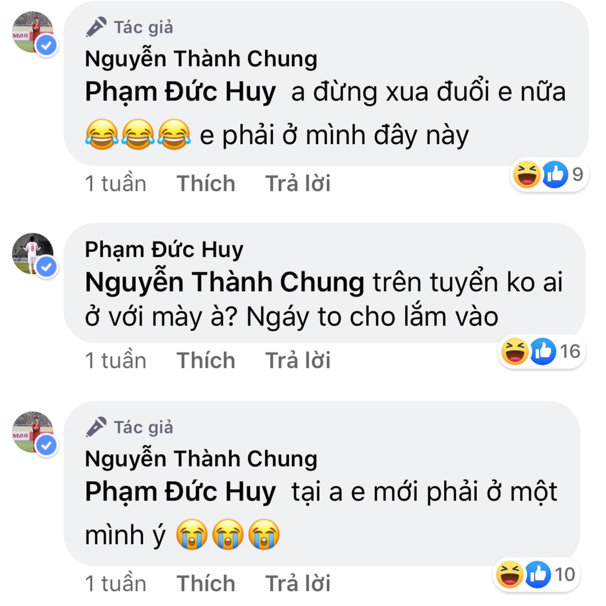 "Hoàng tử" Đức Huy không ngần ngại vạch áo cho người xem lưng khi thẳng thắn tố Thành Chung ngáy quá to nên không ai dám ở chung phòng khách sạn. Từ trước đến nay, "hoàng tử" luôn là người nghĩ ra những trò đùa không giống ai và bắt nạt cả đàn anh lẫn đàn em.