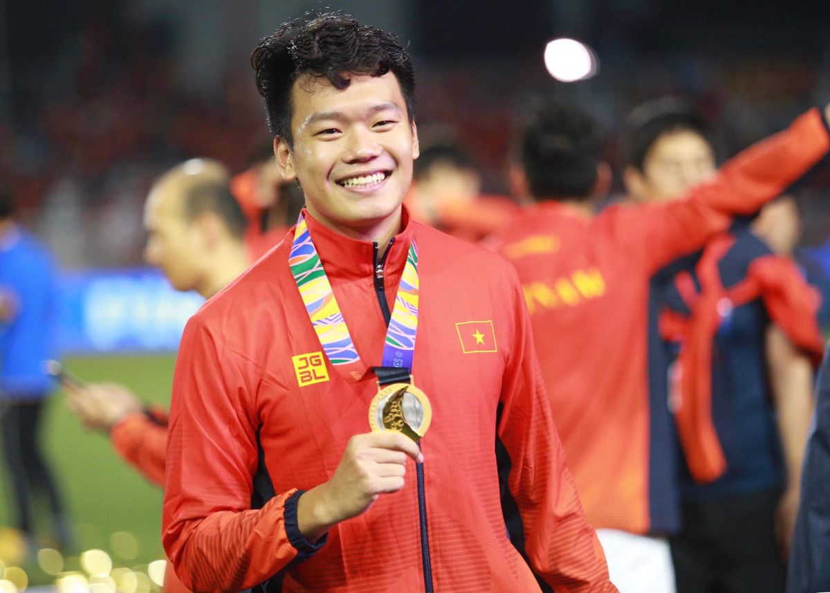 Nguyễn Thành Chung hiện là một trong số các cầu thủ U23 Việt Nam đang tập huấn tại Hàn Quốc để chuẩn bị cho U23 Châu Á. Dù đang ở rất xa, trung vệ quê Tuyên Quang vẫn là chủ đề để lứa đàn anh "tấn công" trêu đùa trên trang cá nhân.