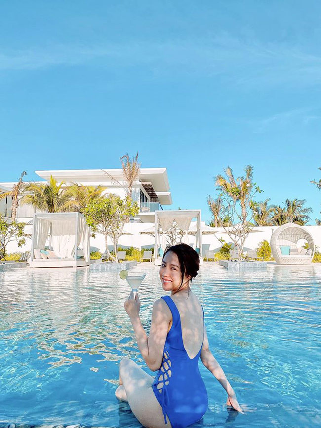 Hồng Loan gây chú ý với làn da trắng không tì vết.