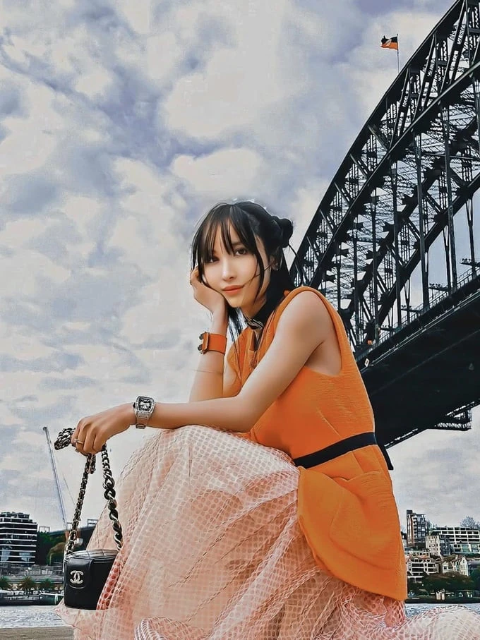 Dù đã là bà mẹ 2 con nhưng vẫn rất chăm "sống ảo" và cập nhật xu hướng thời trang.