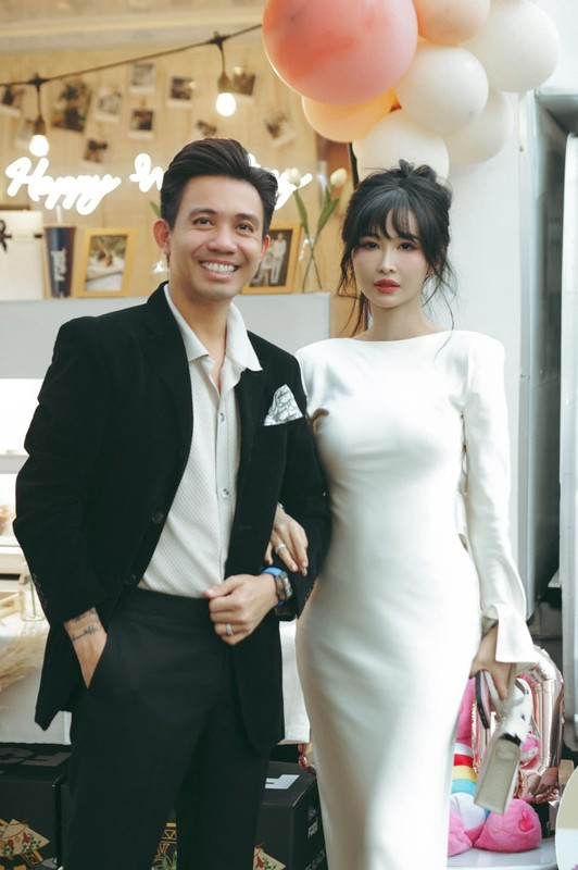 Mina Phạm có cuộc sống trong mơ của một bà nội chợ sang chảnh. Ở biệt thự, đi siêu xe và có những chuyến du lịch đắt đỏ hạng sang, thế nhưng cô nàng cũng là một người vợ, người mẹ đảm đang.