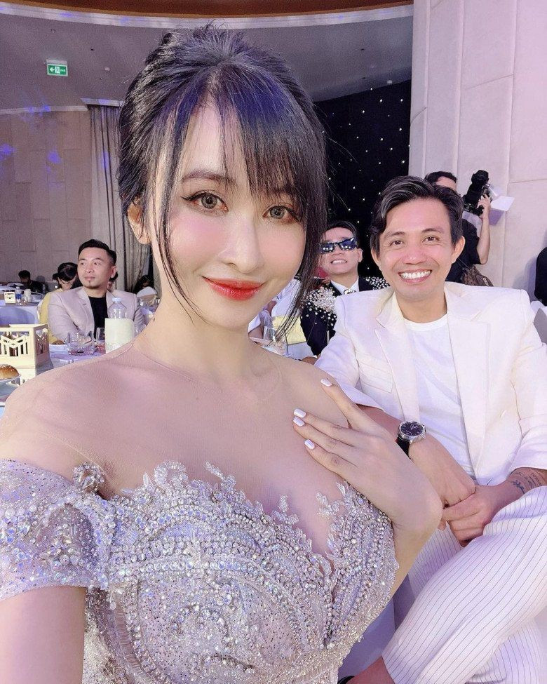 Mina Phạm còn được nhiều người ngưỡng mộ vì được chồng yêu chiều hết mực. Doanh nhân Minh Nhựa từng tâm sự: "Tôi luôn muốn vợ được sống thoải mái, đủ đầy để chăm sóc tốt cho bản thân và gia đình. Tốt ở đây là cô ấy thấy tốt chứ tôi không ép Mina theo một tiêu chuẩn nào".