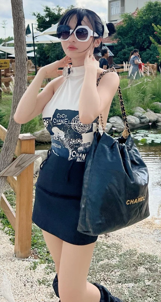 Mina Phạm gắn bó cùng Minh Nhựa suốt hơn 11 năm qua. Hai người có với nhau hai con, một trai một gái. Tuy nhiên mới cách đây mấy tháng đại gia Minh Nhựa mới khoe giấy đăng ký kết hôn, tuyên bố Mina Phạm là vợ chính thức.