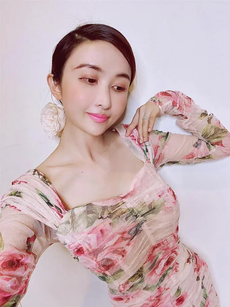 Về phần Minh Nhựa, đường đường là đại gia ngành nhựa nhưng cực kỳ chịu khó chụp ảnh cho vợ đăng Facebook, thậm chí còn tự mày mò học chụp ảnh để chiều lòng vợ.