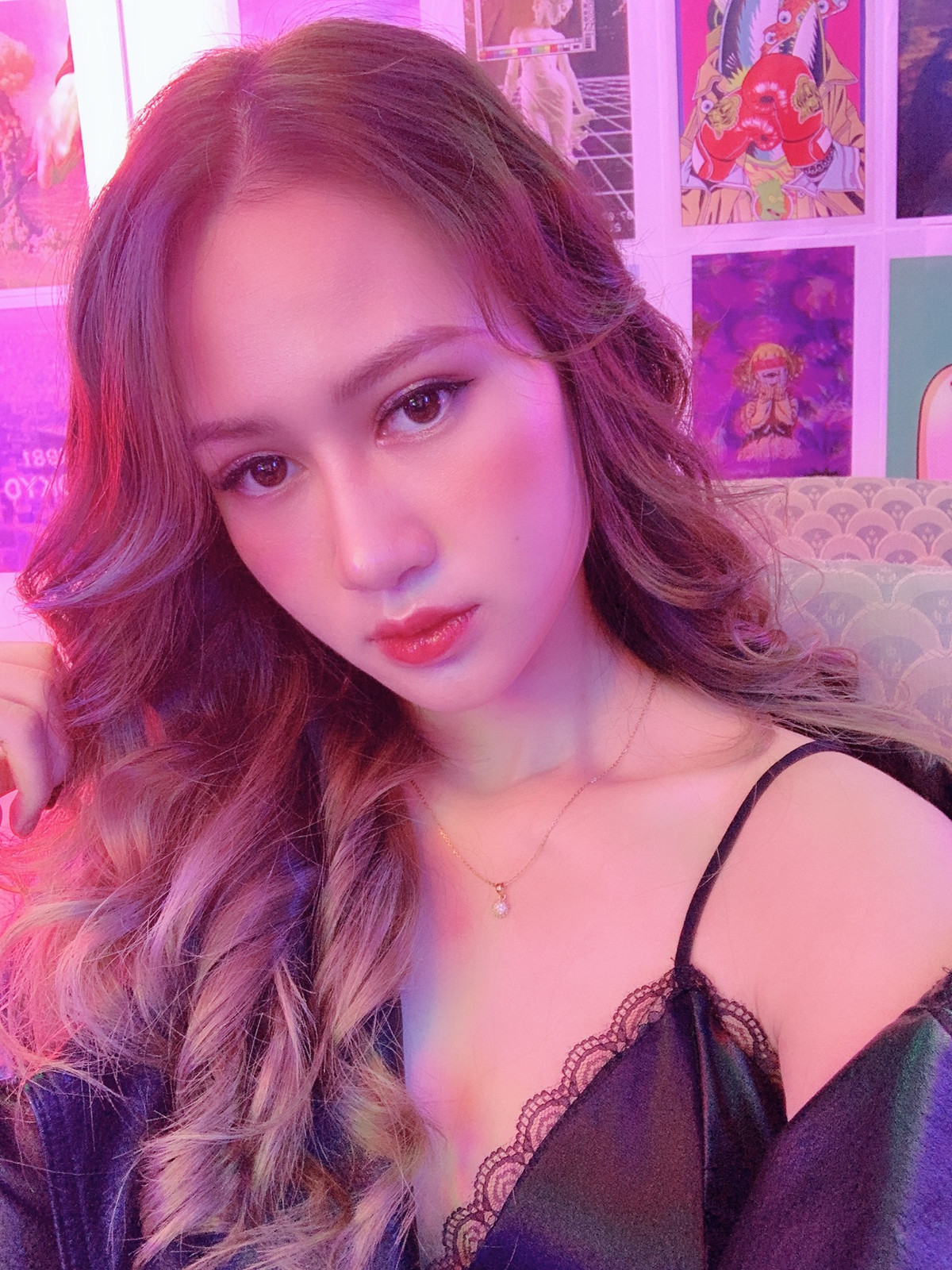 Nữ kiếm thủ Việt Nam sở hữu khuôn mặt xinh đẹp và thân hình nóng bỏng. Trang cá nhân của cô có 19 nghìn lượt theo dõi. Thế nhưng Minh Hằng lại khiến các fan nam "vỡ mộng" khi cho biết đã có bạn trai tên Minh Anh.