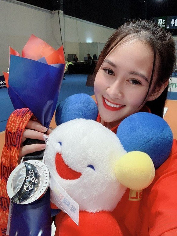 Sở hữu đôi mắt to, sống mũi thẳng tắp và thân hình vô cùng chuẩn mực với chiều cao 1m65, cân nặng 49kg, những bức ảnh Minh Hằng dự SEA Games 2019 trở thành tâm điểm chú ý, thông tin cá nhân của cô nàng ngay lập tức bị cộng đồng mạng tìm ra.