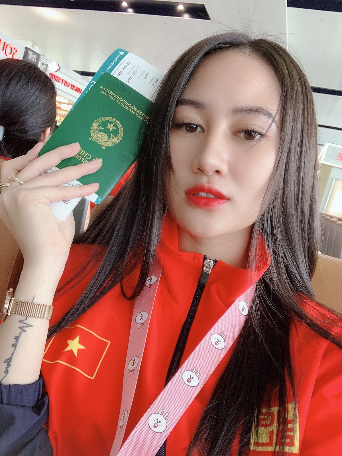 Minh Hằng rất bất ngờ khi những tấm hình của mình được chia sẻ rộng rãi trên mạng xã hội và thấy khá vui vì được mọi người yêu mến.