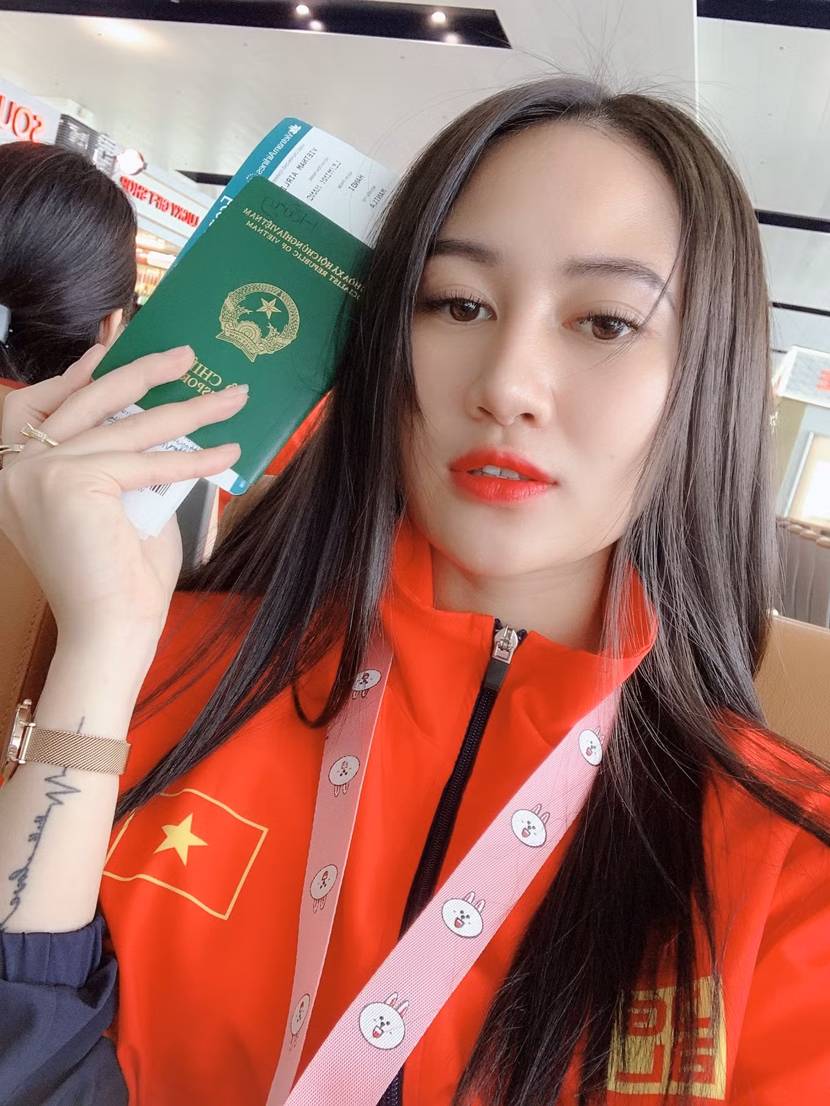 Minh Hằng rất bất ngờ khi những tấm hình của mình được chia sẻ rộng rãi trên mạng xã hội và thấy khá vui vì được mọi người yêu mến.