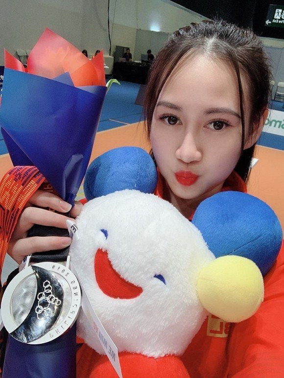 Gây chú ý nhất là cô nàng Lê Minh Hằng (SN 1998, quê Sóc Sơn, Hà Nội), người vừa đoạt huy chương bạc môn kiếm chém tại SEA Games.