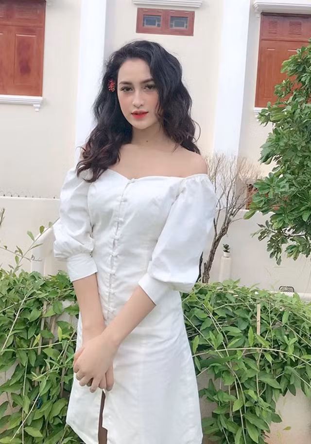 Không chỉ có gương mặt vô cùng cuốn hút, Duyên còn sở hữu chiều cao 1m70 nổi trội và vóc dáng cực kỳ cân đối. Chính bởi thế mà cô nàng mặc gì cũng đẹp và có cơ hội thử nhiều phong cách thời trang khác nhau.