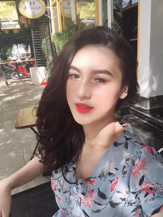 Để thực hiện ước mơ của mình, ngoài thời gian học tập tại trường, Duyên còn nhận lời làm mẫu cho một số thương hiệu thời trang.