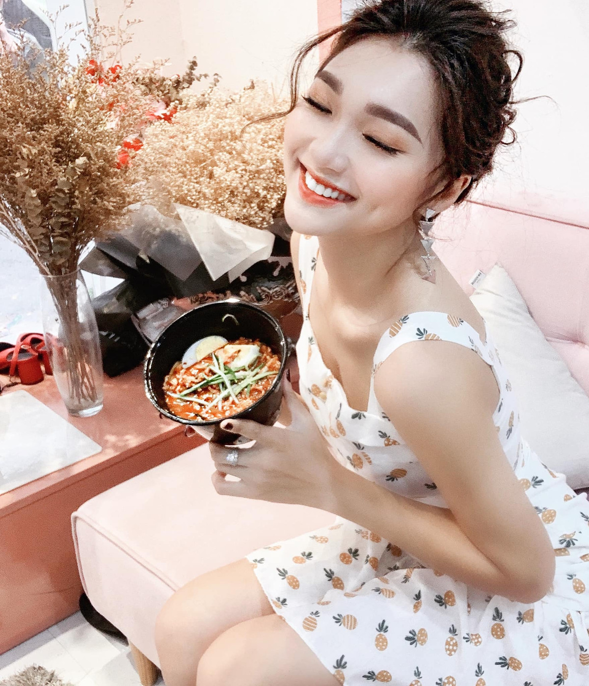 Thế nhưng tên tuổi của cô nàng chỉ thực sự được chú ý đến sau khi hẹn hò với Văn Đức. Sau khi kết thúc mối tình người đẹp - cầu thủ, cặp đôi liên tục có những hành động, lời nói cực gắt khi kể về tình cũ. Có thông tin, cầu thủ của CLB SLNA từng gọi bạn gái cũ là "mày" và yêu cầu "tránh xa cuộc sống của tao ra".