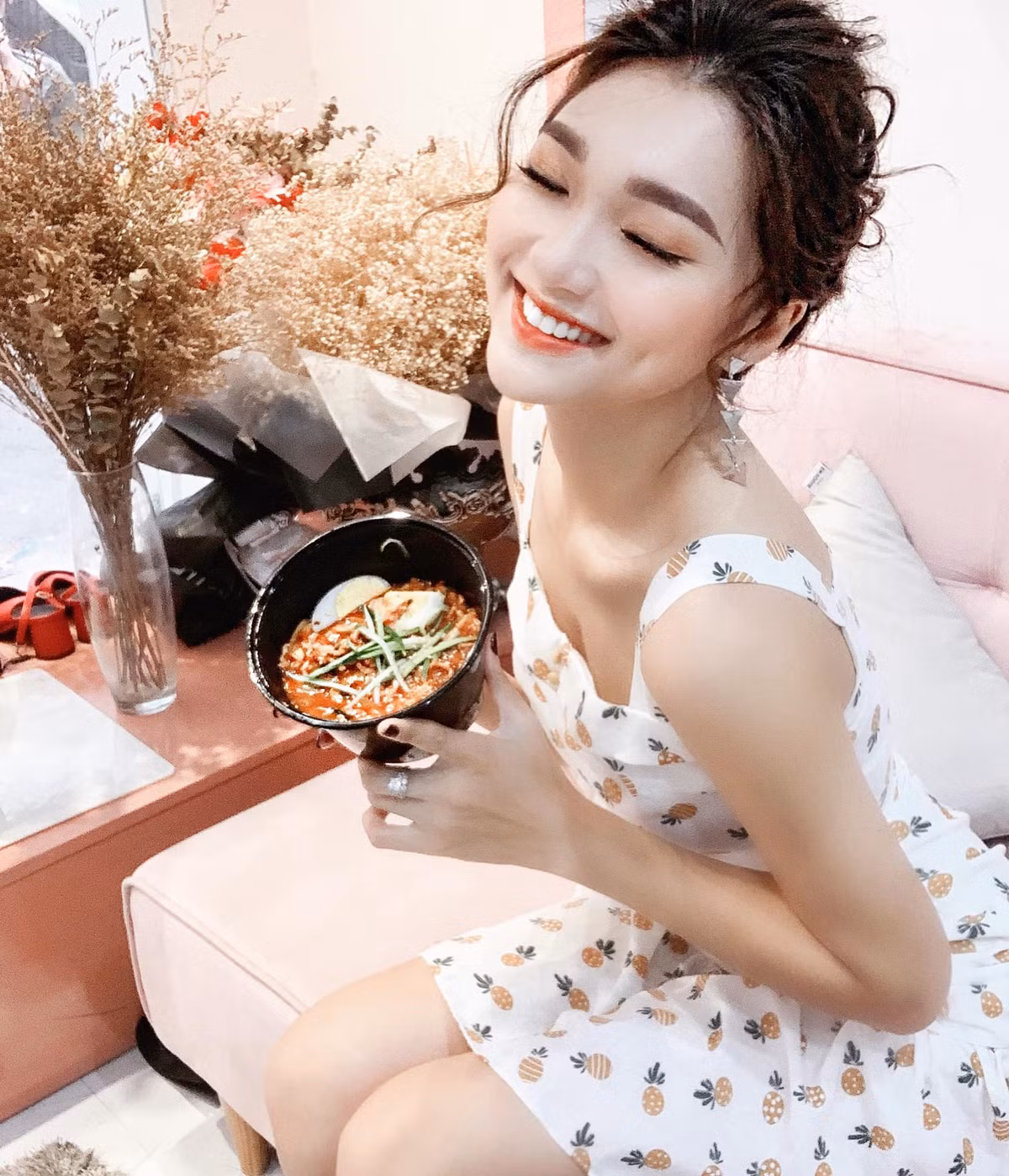 Thế nhưng tên tuổi của cô nàng chỉ thực sự được chú ý đến sau khi hẹn hò với Văn Đức. Sau khi kết thúc mối tình người đẹp - cầu thủ, cặp đôi liên tục có những hành động, lời nói cực gắt khi kể về tình cũ. Có thông tin, cầu thủ của CLB SLNA từng gọi bạn gái cũ là "mày" và yêu cầu "tránh xa cuộc sống của tao ra".