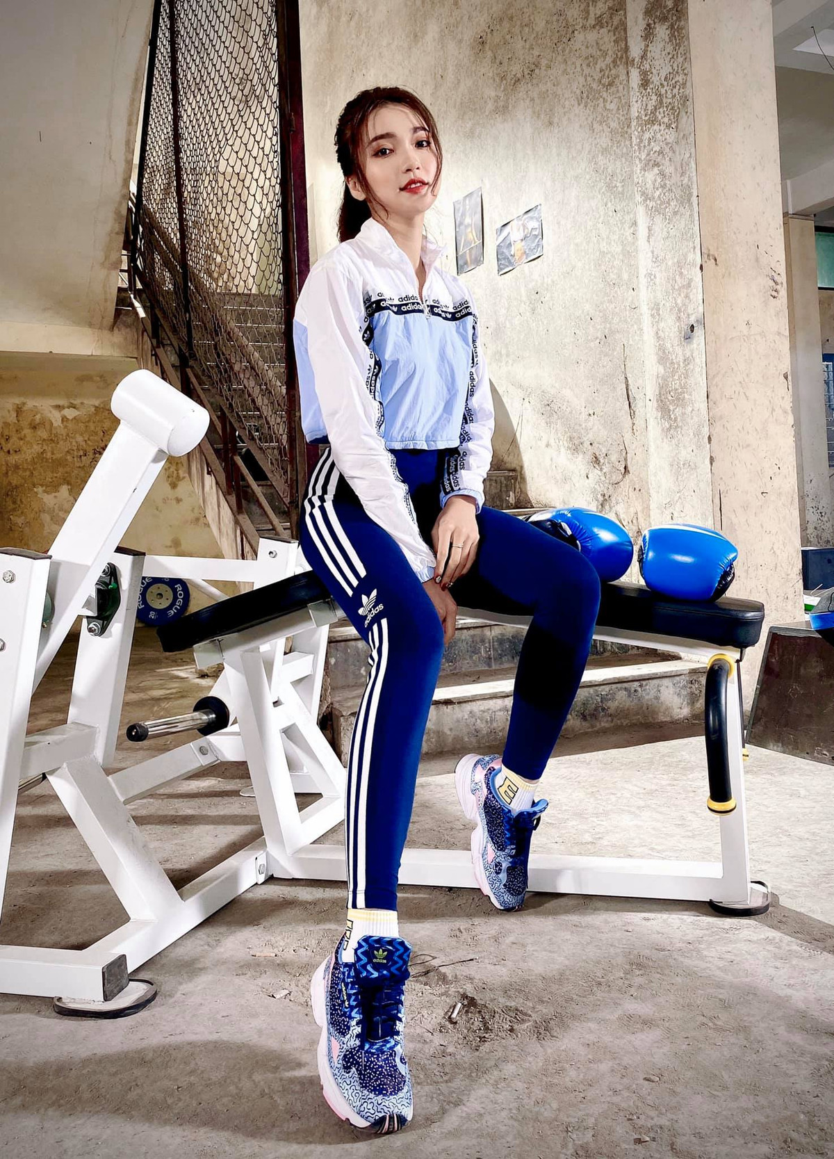 Không lâu sau khi chia tay Phan Văn Đức, Ngọc Nữ cũng khoe khoảnh khắc nắm tay người yêu trên xe ô tô nhưng cô nàng quyết giấu mặt, giấu cả danh tính bạn trai mới và cho biết đây chưa phải thời điểm thích hợp để công khai chuyện tình cảm.