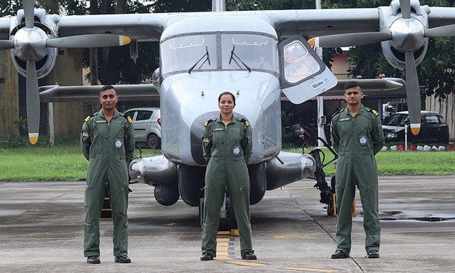 Cô được đào tạo cơ bản tại Học viện Hải quân Ấn Độ năm 2018 và từng tham gia huấn luyện cùng phi đội không quân hải quân Ấn Độ INAS 550 ở Kochi, phía tây nam bang Kerala.