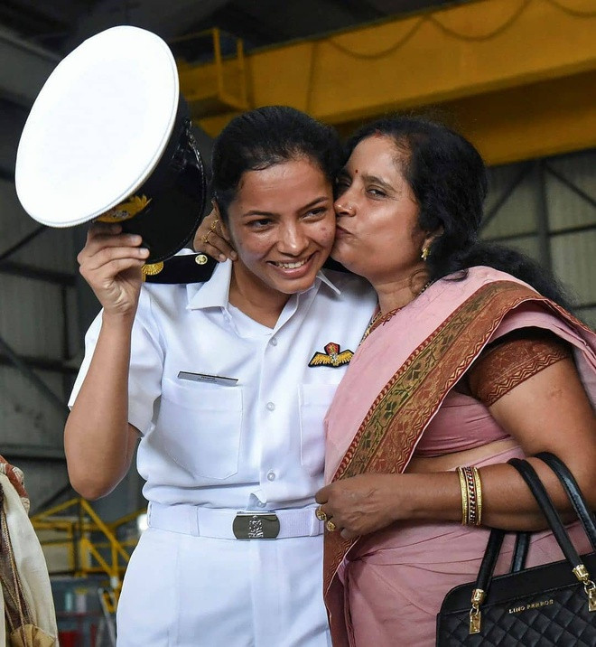 Shivangi sinh ra và lớn lên tại thành phố Muzaffarpur, phía đông của bang Bihar, Ấn Độ. Cô cho biết trở thành phi công là ước mơ được cô nuôi dưỡng từ khi còn nhỏ.