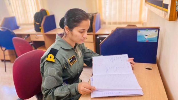 Trung úy Shivangi được giao nhiệm vụ lái máy bay Dornier, oại máy bay vận tải hạng nhẹ đa năng, được sử dụng để vận chuyển và trinh sát hàng hải, có khả năng cất cánh, hạ cánh trên bờ thay vì trên tàu sân bay.