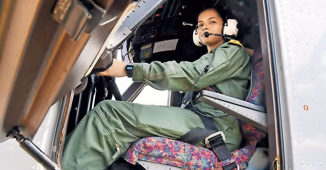 Để trở thành nữ phi công đầu tiên tham gia vào lực lượng hải quân Ấn Độ, Shivangi đã trải qua nhiều khoá huấn luyện vô cùng căng thẳng.