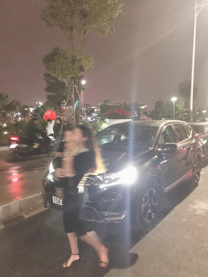 "Không hiểu chụp cái gì luôn đấy", "Bạn trai mà chụp ảnh mình thế này chắc hết đường về nhà luôn" - Dân mạng bực tức bình luận.