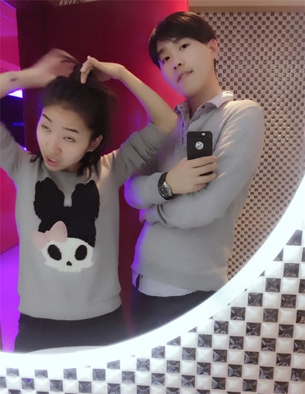 Facebook ai người đó đẹp nha. Không cần biết bạn gái đã chuẩn bị xong chưa, bản thân đẹp thì cứ bấm máy cái đã.