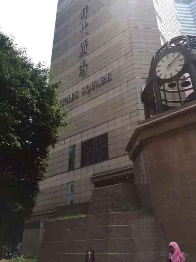 "Lấy cho em hết cả tòa tháp nhé" và được đáp ứng thật, mỗi tội chẳng thấy người đâu.