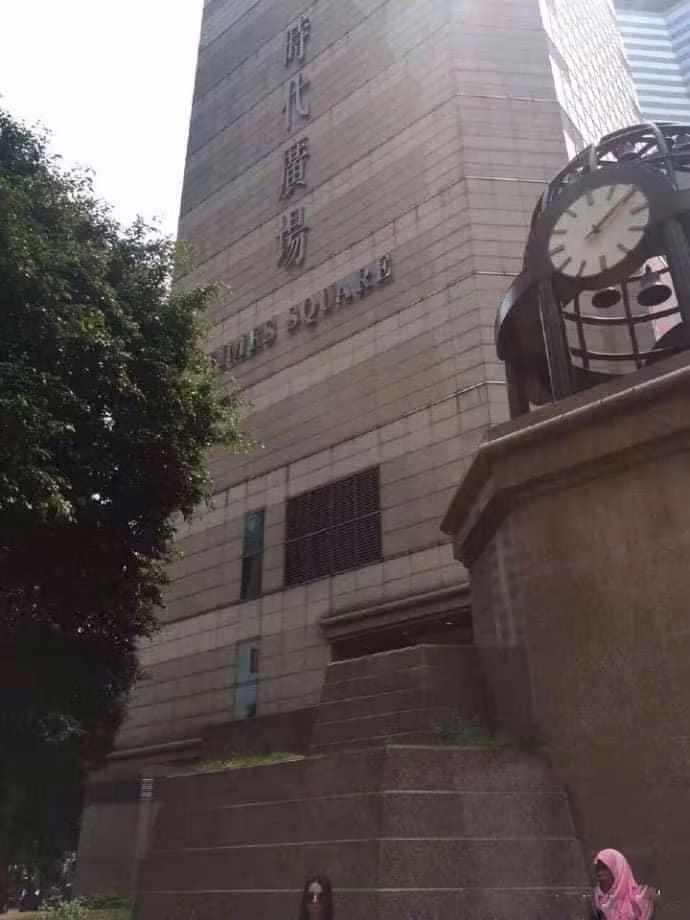 "Lấy cho em hết cả tòa tháp nhé" và được đáp ứng thật, mỗi tội chẳng thấy người đâu.