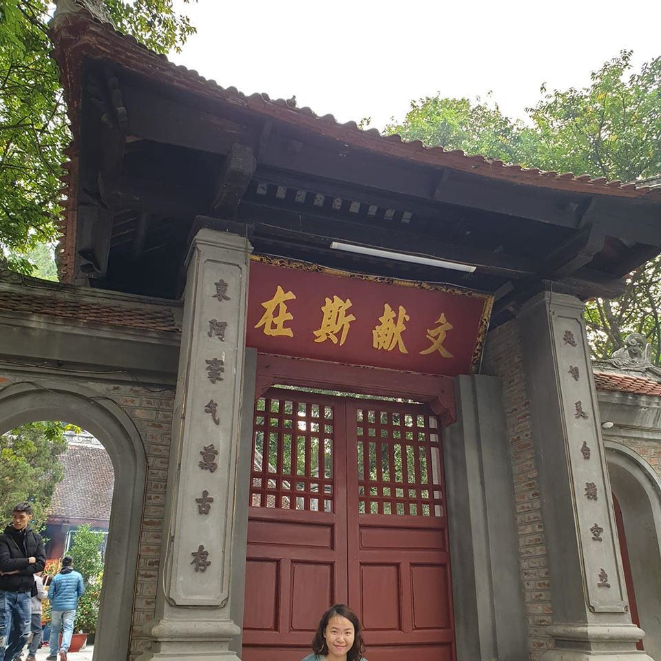 Không hiểu chụp người hay chụp cánh cổng là chính đây.