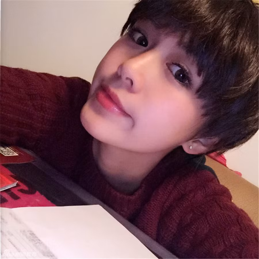 Không chỉ sở hữu nhan sắc trời cho, Nhất Phương còn chứng minh mình là một bông hoa có cả hương lẫn sắc với tài ca hát, nhảy múa.