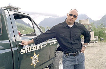 Năm 2004, giới điện ảnh biết đến Dwayne Johnson qua phim hành động Ngẩng cao đầu (Walking Tall), với vai một chàng lính giải ngũ về quê làm cảnh sát và nhận ra bạn học ngày xưa đang là trùm buôn bán ma túy.