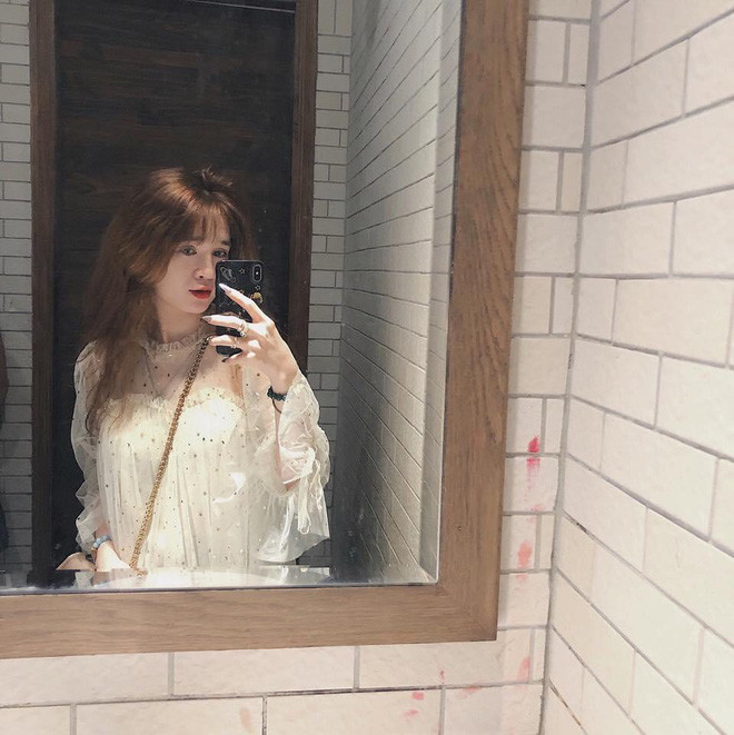 Vì lý do này, Mỹ Hạnh càng có động lực vượt qua đau đớn, cố gắng đi làm, dành dụm tiền hơn 100 triệu để phẫu thuật thẩm mỹ. "Mình nâng mũi, cắt mí mắt, lấy mỡ mắt, tiêm filler độn cằm, tiêm tan nọng cằm, tiêm botox thon gọn hàm, niềng răng...với tổng chi phí hơn 100 triệu. Trước khi quyết định "dao kéo", mình đắn đo rất nhiều bởi gia đình không thích con đi "chỉnh sửa". Nhưng bị mọi người xung quanh body shaming nhiều quá nên cuối cùng mình vẫn quyết phải "lột xác" và tự nhủ sẽ chẳng bao giờ hối hận khi quyết định "đập đi xây lại"." - Cô gái Tây Ninh nói.