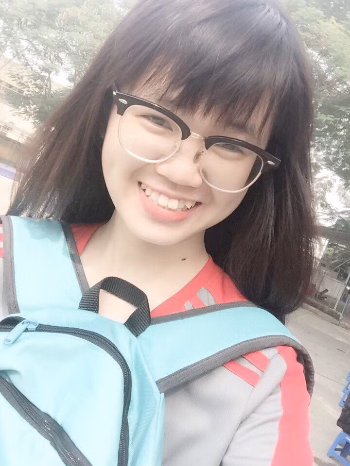 Cô chia sẻ, với gương mặt cũ, dù được mọi người nhận xét rằng "không đến nỗi nào", nhưng khi nhìn kĩ từng đường nét trên gương mặt thì lại có nhiều khuyết điểm. Điều này khiến cô tự ti khi giao tiếp trực tiếp với người khác. Vì thế, cô chỉ nói chuyện qua tin nhắn với người lạ.Thậm chí, cô nàng còn bị tổn thương tinh thần, stress khá nhiều vì thường xuyên bị trêu chọc, chê bai.