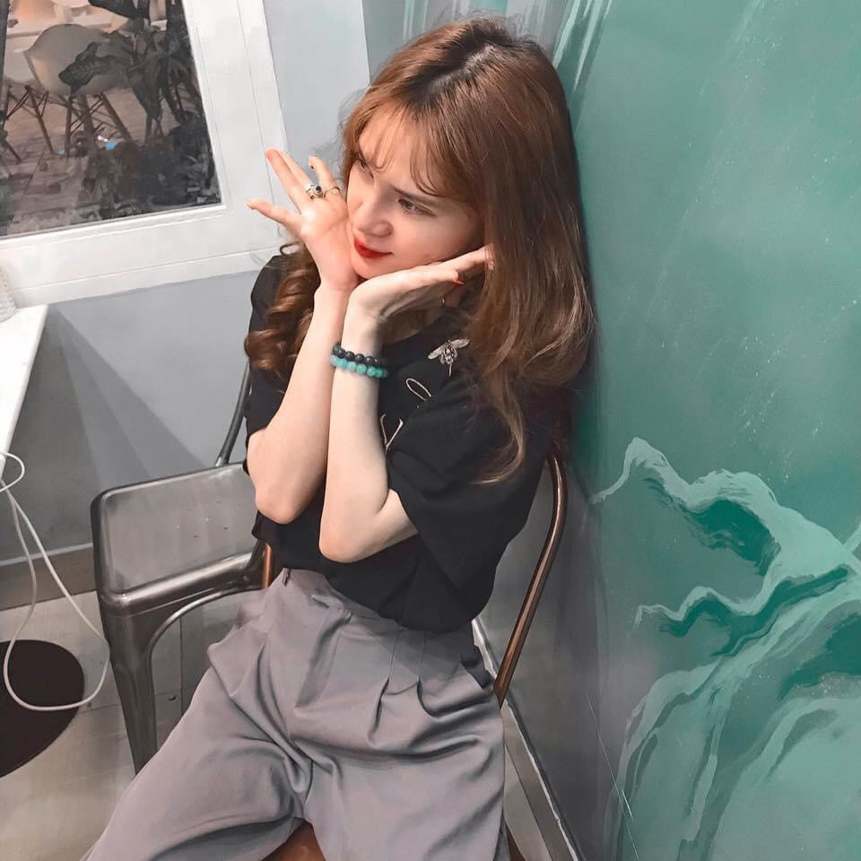 "Có lần, bạn bè còn gọi mình bằng cái tên Voldemortchỉ vì dáng mũi lân, từng bị nói là có "hàm răng nanh", rồi là bà già, mặt gì như người chuyển giới nữa. Mình từng khóc nhiều lắm" - Mỹ Hạnh kể.