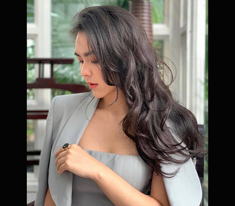 Hot girl lai sở hữu gương mặt thiên thần, ngây thơ nhưng cũng đầy lôi cuốn với ánh mắt bờ môi gợi cảm.