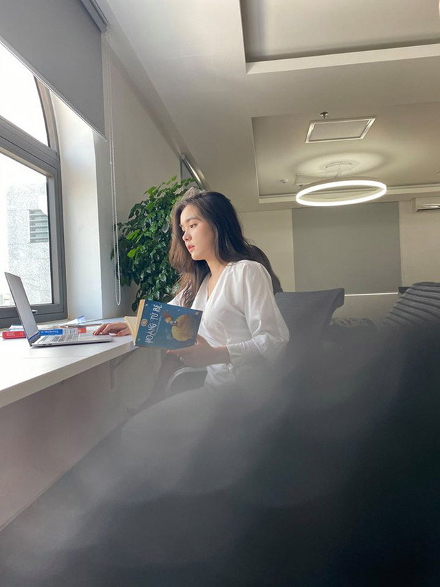 Theo như tìm hiểu nữ chính trong bức ảnh chụp lén trong thư viện là một cái tên rất quen thuộc trên MXH tên là Hồ Thiên Trang, sinh viên ngành Marketing, trường Đại học Swinburne Việt Nam.