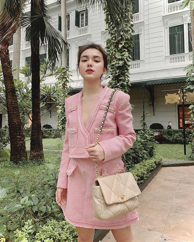 Chính bởi việc sở hữu trong mình tới 3 dòng máu giúp Thiên Trang có nhan sắc ấn tượng và đầy khác biệt như thế.