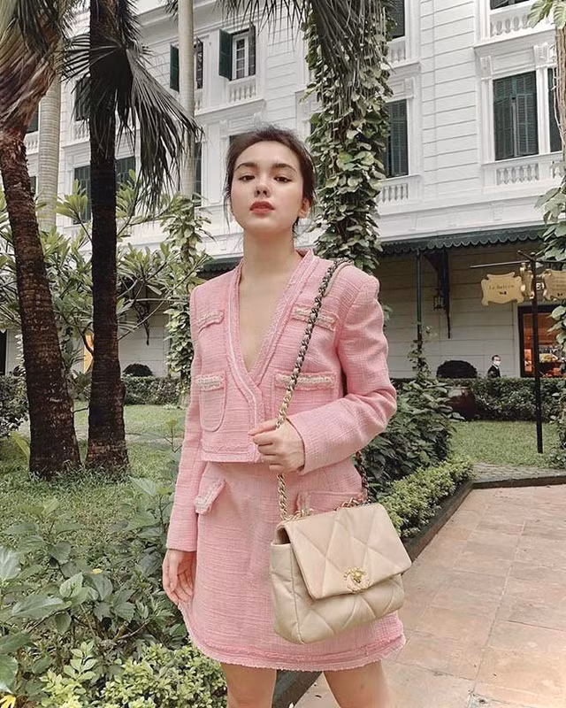 Chính bởi việc sở hữu trong mình tới 3 dòng máu giúp Thiên Trang có nhan sắc ấn tượng và đầy khác biệt như thế.