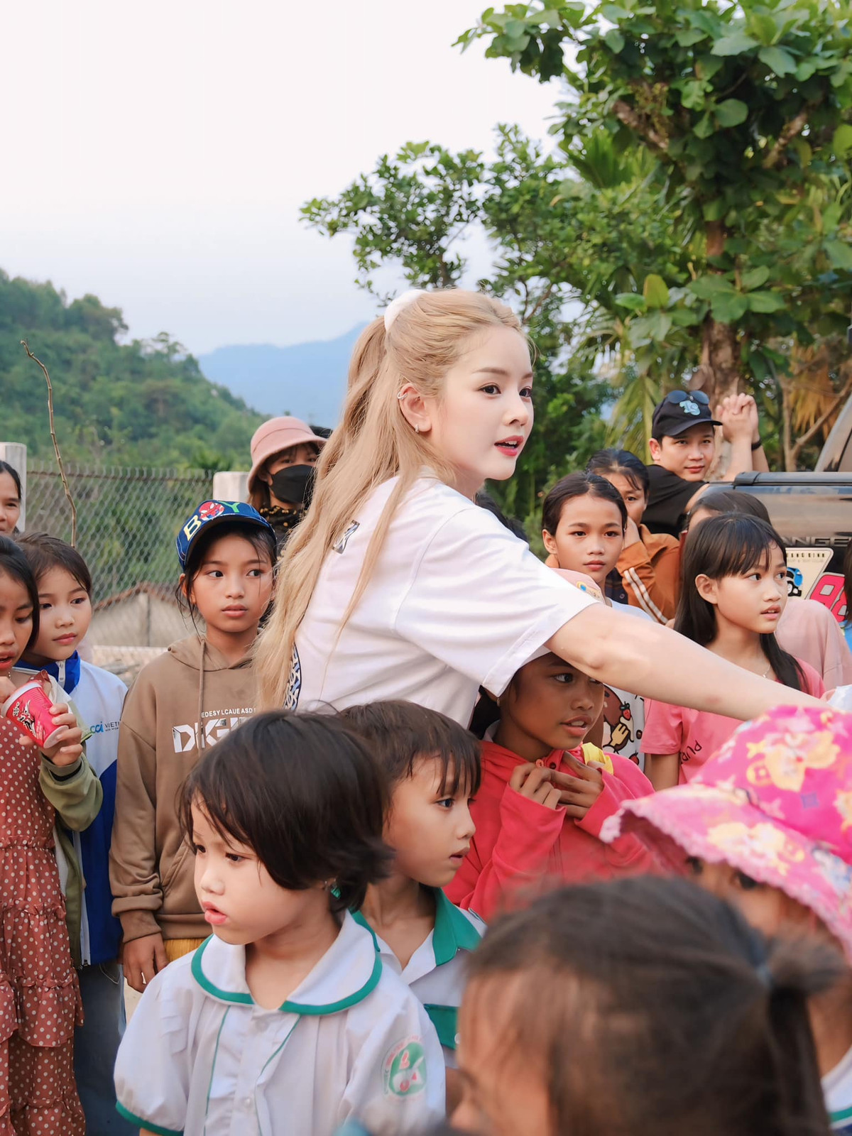 Dù không chưng diện gì, chỉ mặc quần jean, áo phông trắng giản dị, thế nhưng nữ DJ vẫn xinh đẹp nổi bật.