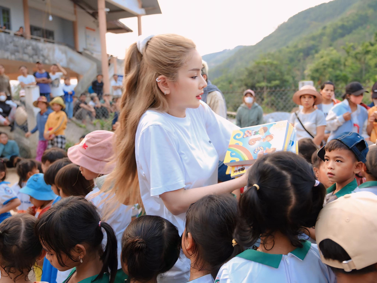 Nhiều người đã bày tỏ rất yêu mến hình ảnh này của nàng DJ: "Đã đẹp người còn đẹp nết", "Trân trọng những điều tốt đẹp mà bạn đã lan tỏa tới cộng đồng".