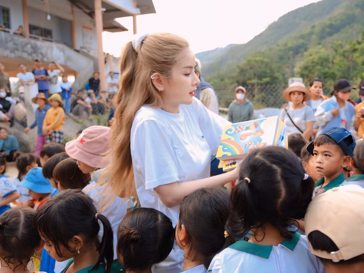 Nhiều người đã bày tỏ rất yêu mến hình ảnh này của nàng DJ: "Đã đẹp người còn đẹp nết", "Trân trọng những điều tốt đẹp mà bạn đã lan tỏa tới cộng đồng".