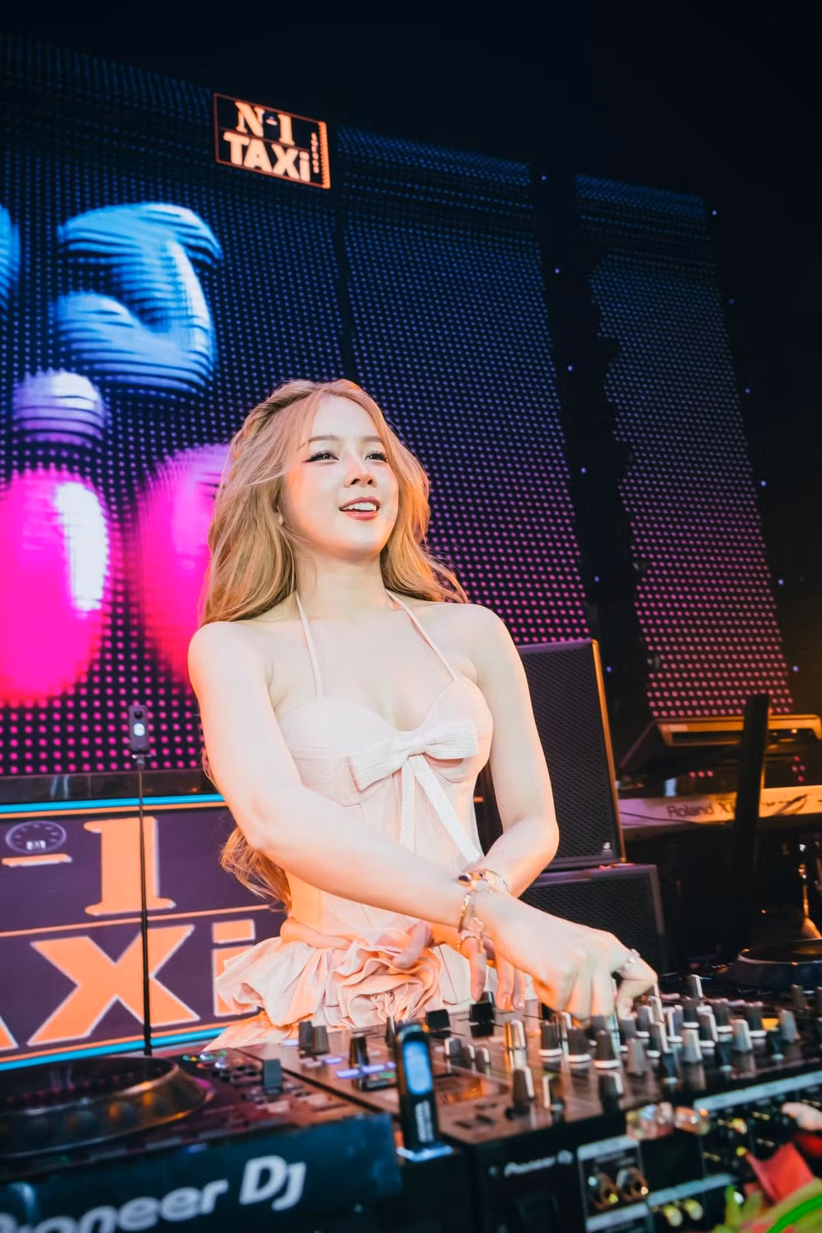 Cô nàng từng có chuyện tình khiến nhiều người quan tâm với diễn viên Hồng Thanh. Vào tháng 11/2023, Hồng Thanh và DJ Mie chính thức chia tay sau 3 năm hẹn hò khiến cư dân mạng không khỏi xôn xao và bày tỏ sự tiếc nuối cho cặp đôi.