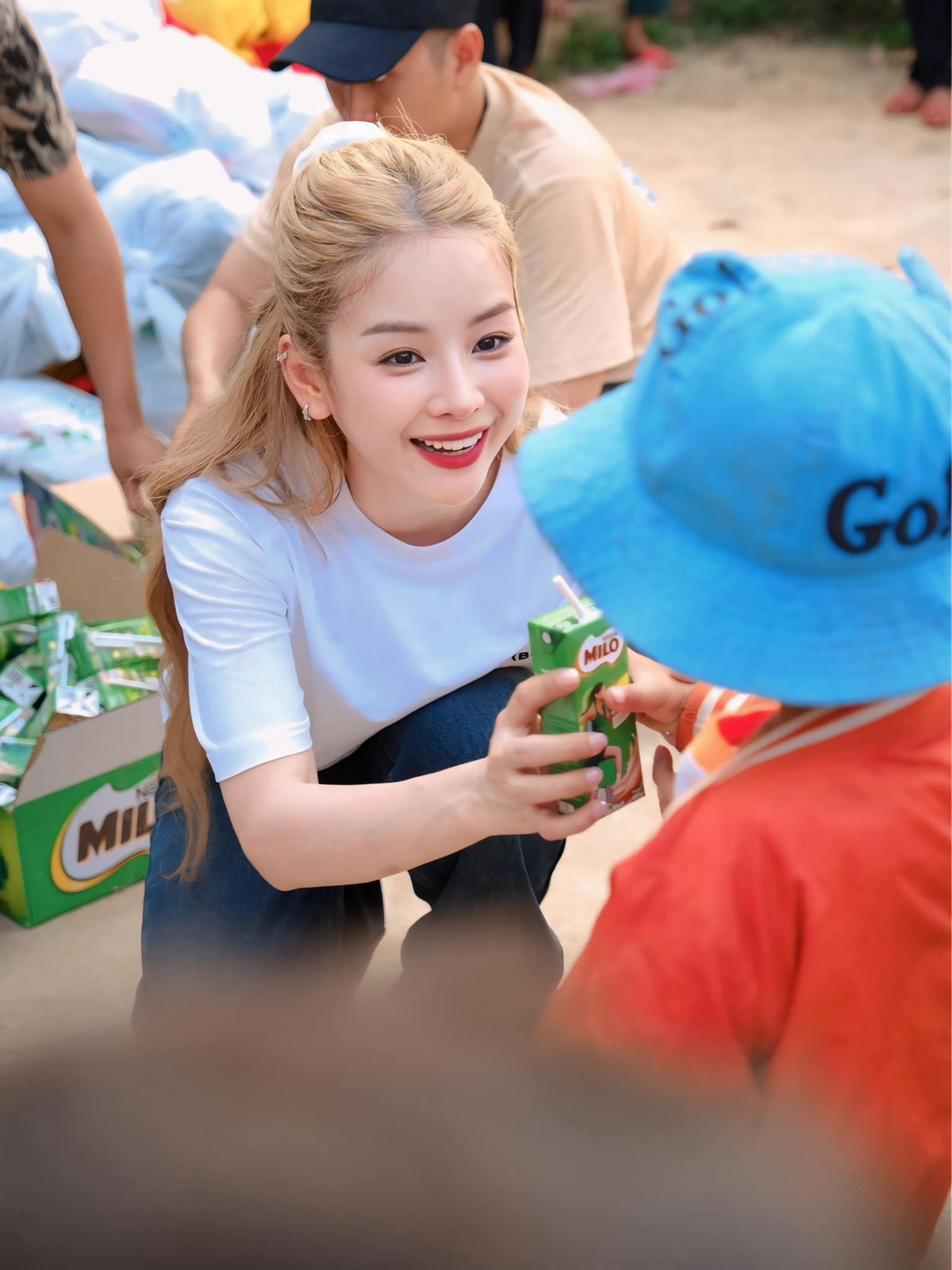 Trong chuyến thiện nguyện của mình, cô nàng phát những thực phẩm thiết yếu như sữa, đồ ăn, sách vở cho các em nhỏ trên một địa bàn khó khăn thuộc tỉnh Quảng Nam.