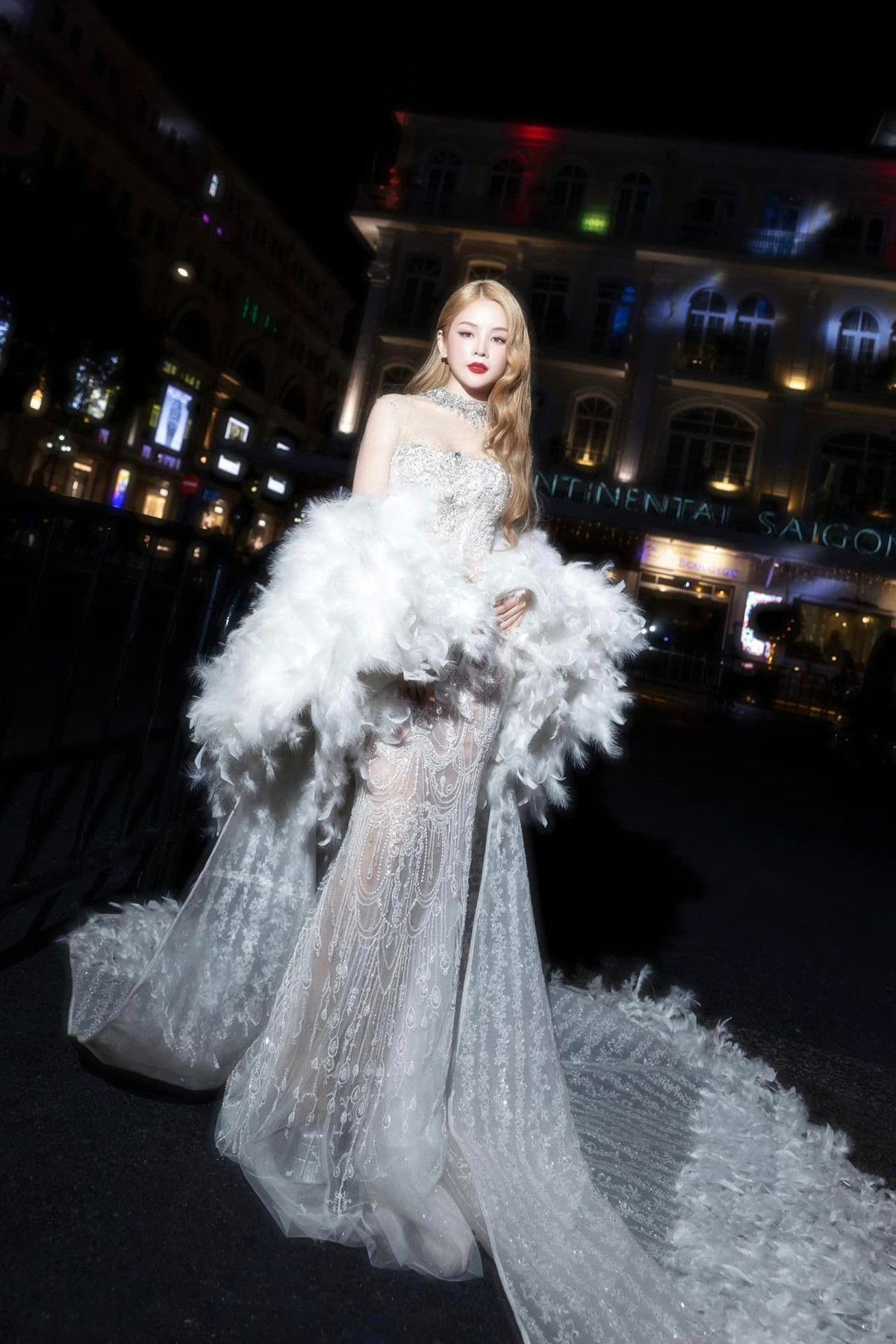 Mới đây, khi xuất hiện tại Liên hoan phim quốc tế HIFF 2024, cô nàng cũng để lại ấn tượng tốt với thần thái xuất hiện ngút ngàn bắt dính mọi góc máy quay.