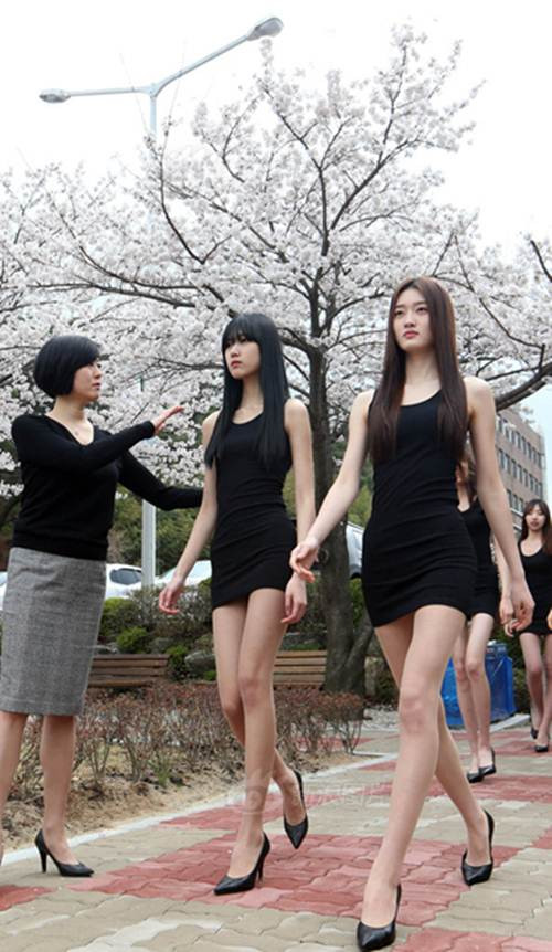 Những nữ sinh được giáo viên tận tình chỉ bảo từng chi tiết để có những bước đi với phong thái tự nhiên mà đúng chuẩn.