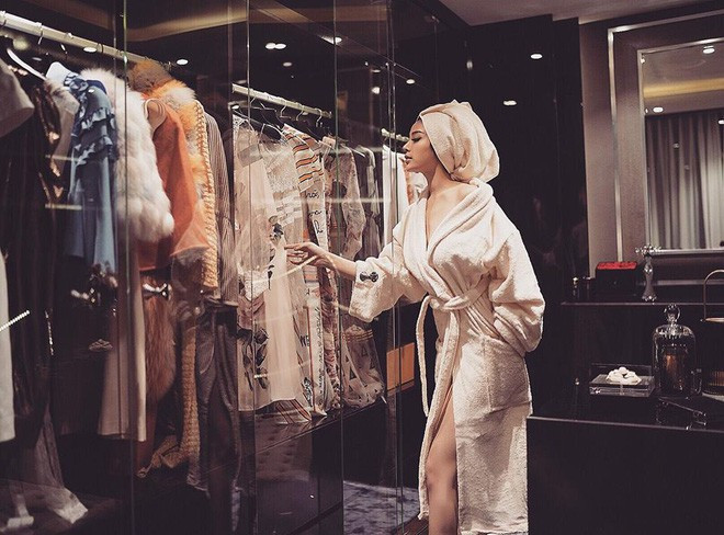 Chồng là đại gia có tiếng nên Huyền Baby có cuộc sống không phải đắn đo về tiền bạc. Cô nàng mạnh tay chi tiền mua sắm quần áo, làm đẹp cho bản thân. Những bức ảnh hot girl khoe tủ đồ hiệu khiến ai nấy cũng phải phát hoảng vì số lượng quá đồ sộ, ở Việt Nam ít ai sánh bằng.