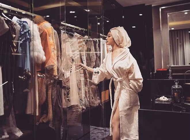 Chồng là đại gia có tiếng nên Huyền Baby có cuộc sống không phải đắn đo về tiền bạc. Cô nàng mạnh tay chi tiền mua sắm quần áo, làm đẹp cho bản thân. Những bức ảnh hot girl khoe tủ đồ hiệu khiến ai nấy cũng phải phát hoảng vì số lượng quá đồ sộ, ở Việt Nam ít ai sánh bằng.