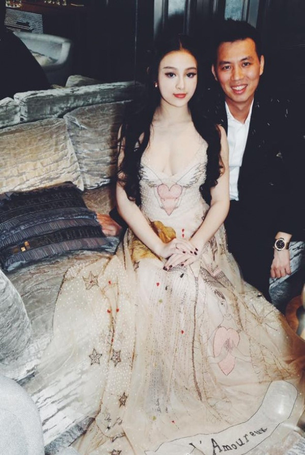 "Tư tưởng của Huyền là người phụ nữ hiện đại tự chủ, có công việc riêng, kiếm ra tiền nhưng chồng vẫn phải nuôi từ đầu đến gót chân. Quan điểm của mỗi người khác nhau, riêng Huyền cảm thấy phụ nữ vốn đã thiệt thòi, cần được che chở và nâng niu" - Huyền Baby chia sẻ.