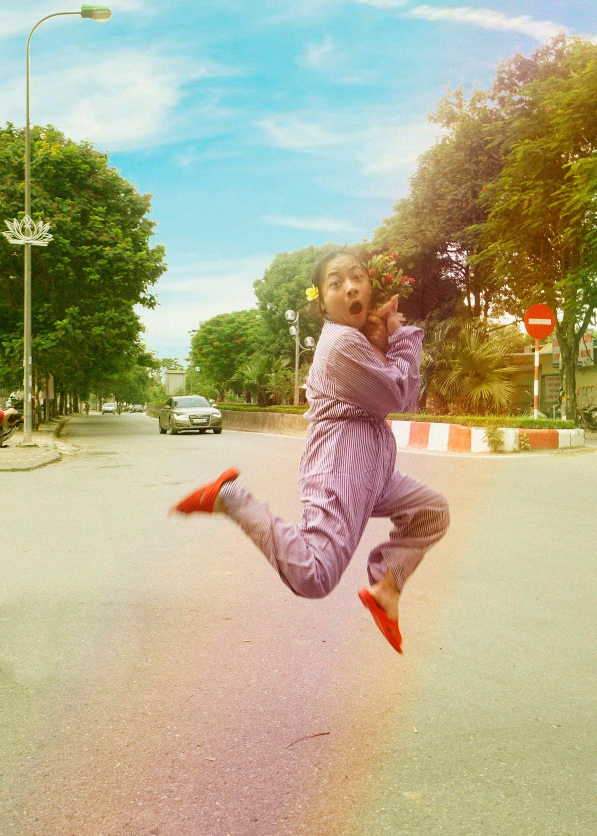 "Hôm nào vui vui, ra đường mình còn chào cả những người đi đường, ví dụ như anh công an chẳng hạn. Mọi người cứ ngơ ngác vì ai mình cũng quen nhưng thật ra mình chẳng quen ai. Tính mình lầy, muốn đem đến tiếng cười cho mọi người nên vậy thôi". Khánh Huyền chia sẻ thêm về "cơn lầy" của mình.