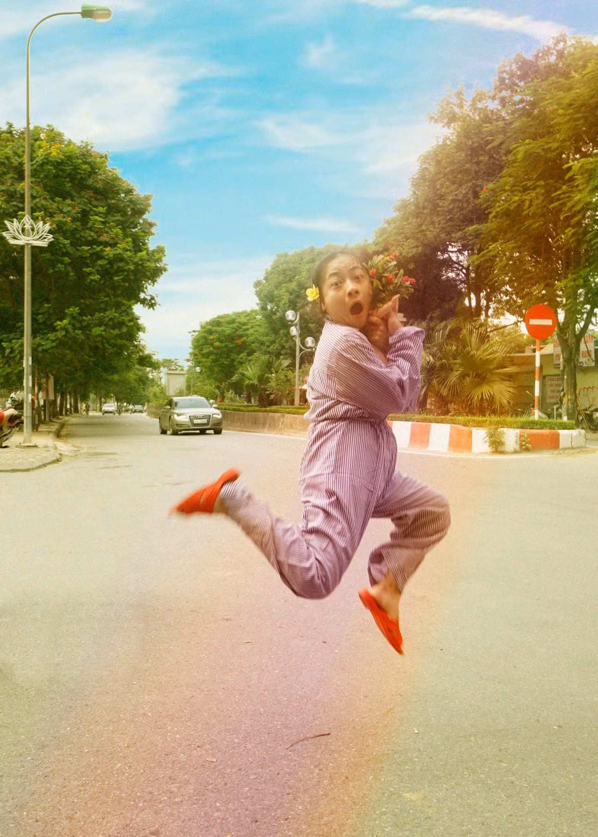 "Hôm nào vui vui, ra đường mình còn chào cả những người đi đường, ví dụ như anh công an chẳng hạn. Mọi người cứ ngơ ngác vì ai mình cũng quen nhưng thật ra mình chẳng quen ai. Tính mình lầy, muốn đem đến tiếng cười cho mọi người nên vậy thôi". Khánh Huyền chia sẻ thêm về "cơn lầy" của mình.